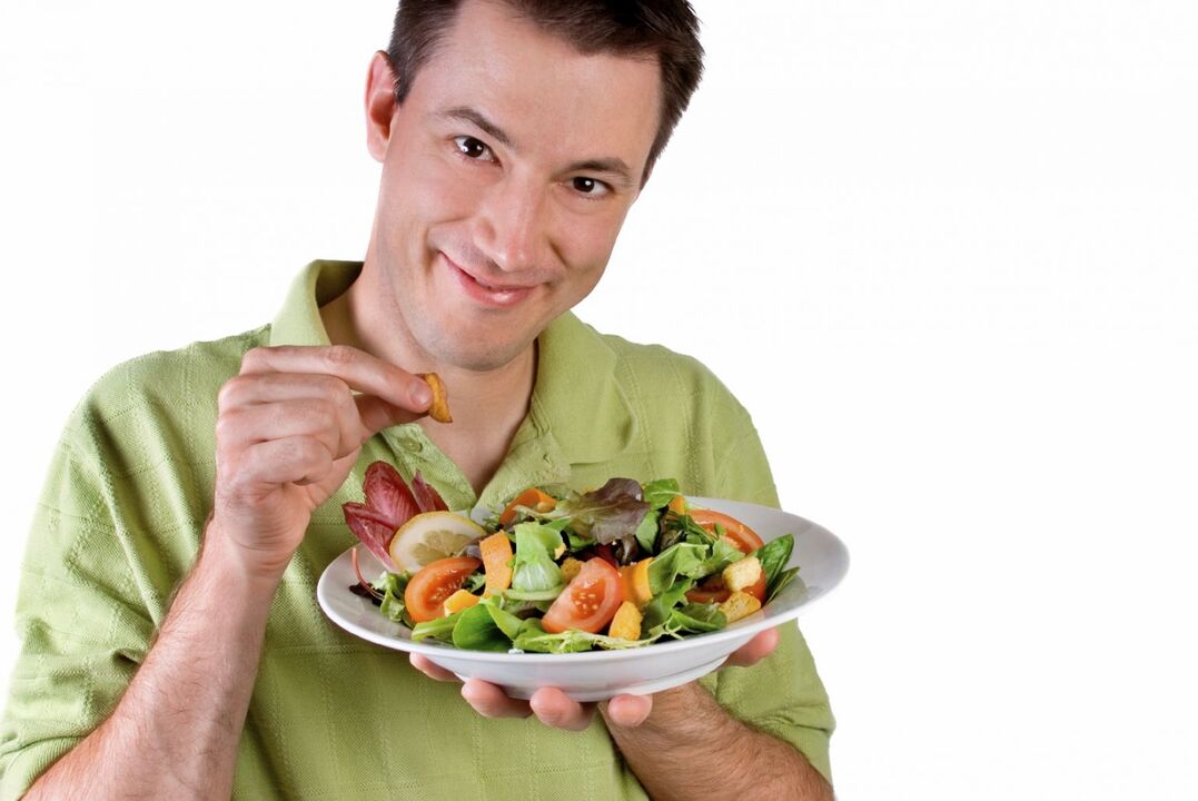vyras valgo daržovių salotas potencijai
