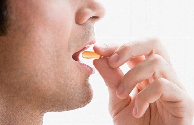 Vyras potencijai palaikyti vartoja vitaminų kompleksą